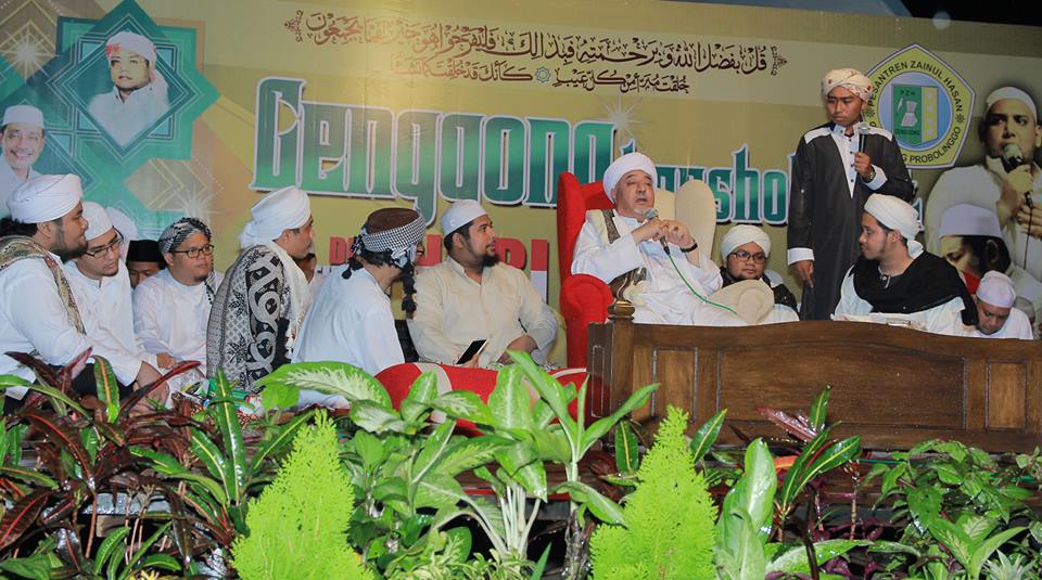 Al-Habib Jaylani bin Mahdi bin Al-Quthb Abdullah Asyathiri, Rubath, Tarim, Hadramaut, sedang memberikan tausyiahnya di acara genggong bershalawat